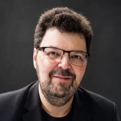 Martin Eisenlauer ist Kommunikationsberater, Journalist und KI-Experte